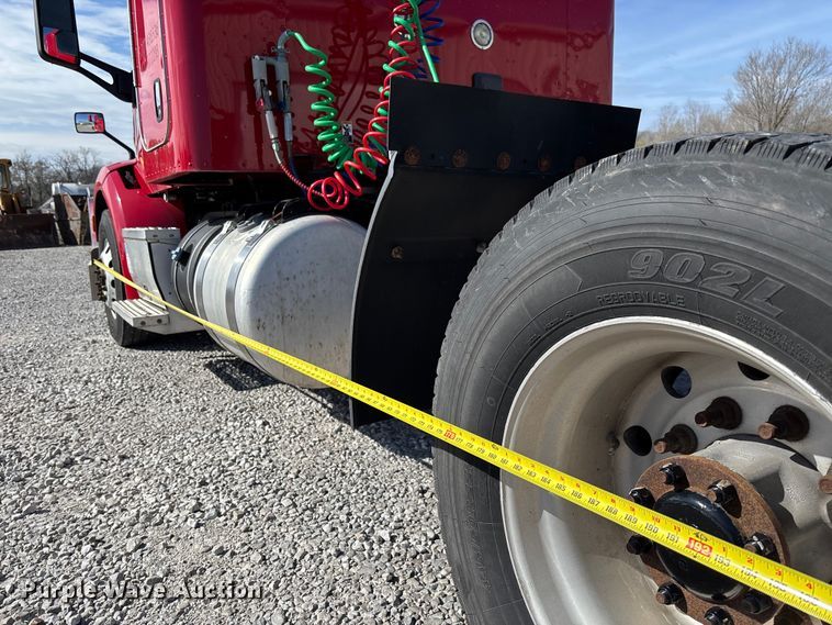 image for item FB3266 2019 Peterbilt 579 semi truck