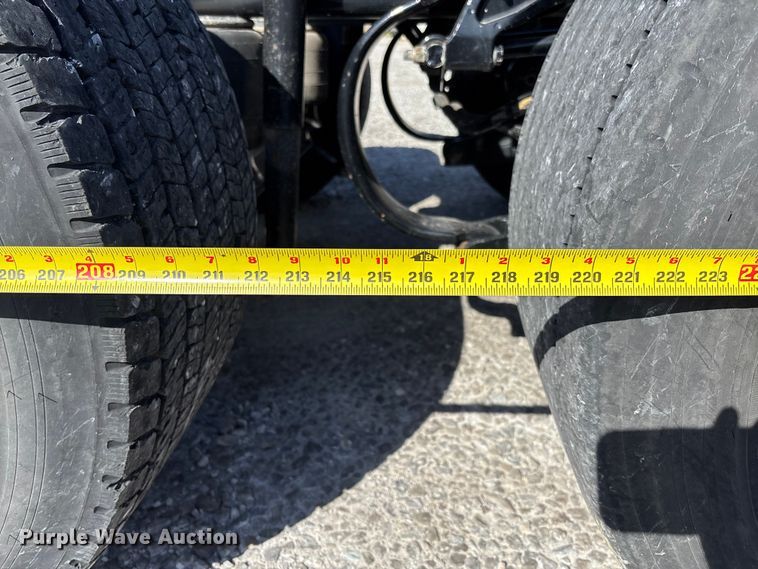 image for item FB3266 2019 Peterbilt 579 semi truck