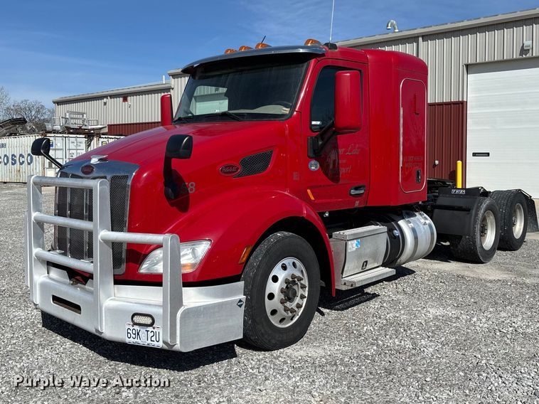image for item FB3267 2019 Peterbilt 579 semi truck