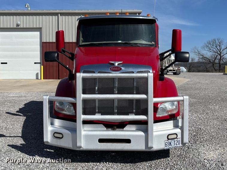 image for item FB3267 2019 Peterbilt 579 semi truck