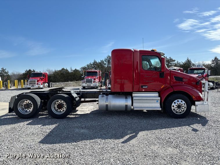 image for item FB3267 2019 Peterbilt 579 semi truck