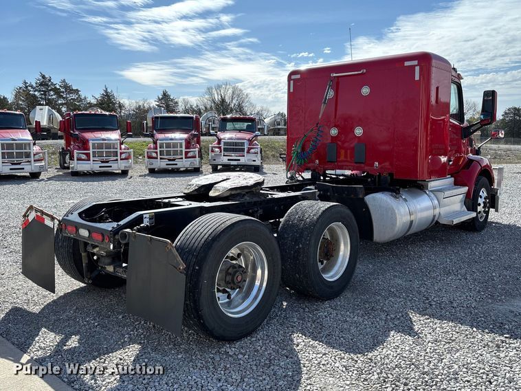 image for item FB3267 2019 Peterbilt 579 semi truck