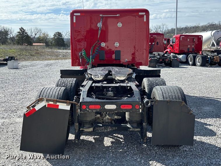 image for item FB3267 2019 Peterbilt 579 semi truck