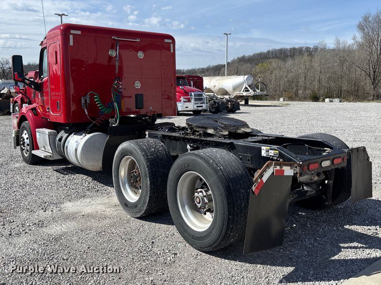 image for item FB3267 2019 Peterbilt 579 semi truck