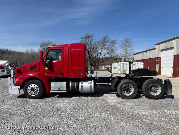 image for item FB3267 2019 Peterbilt 579 semi truck