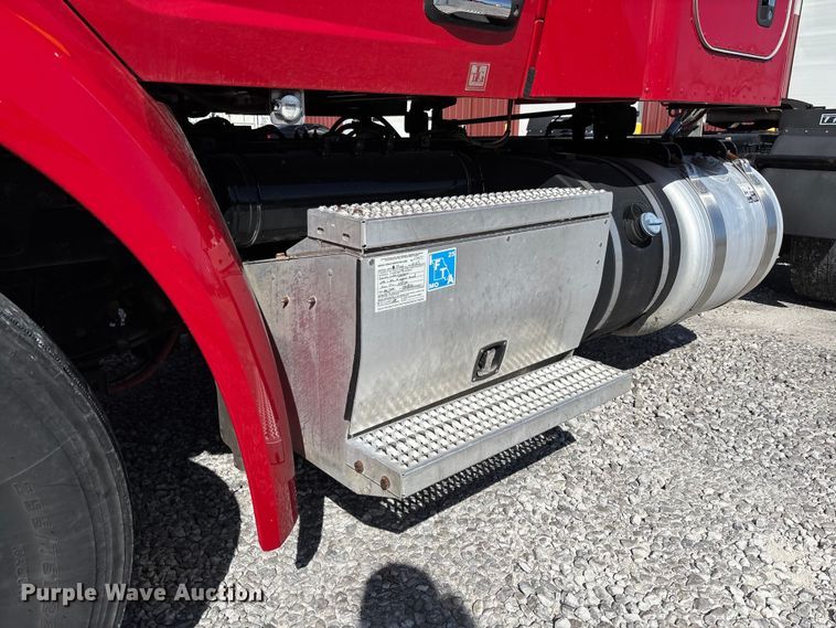 image for item FB3267 2019 Peterbilt 579 semi truck