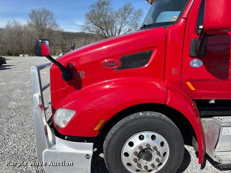 image for item FB3267 2019 Peterbilt 579 semi truck