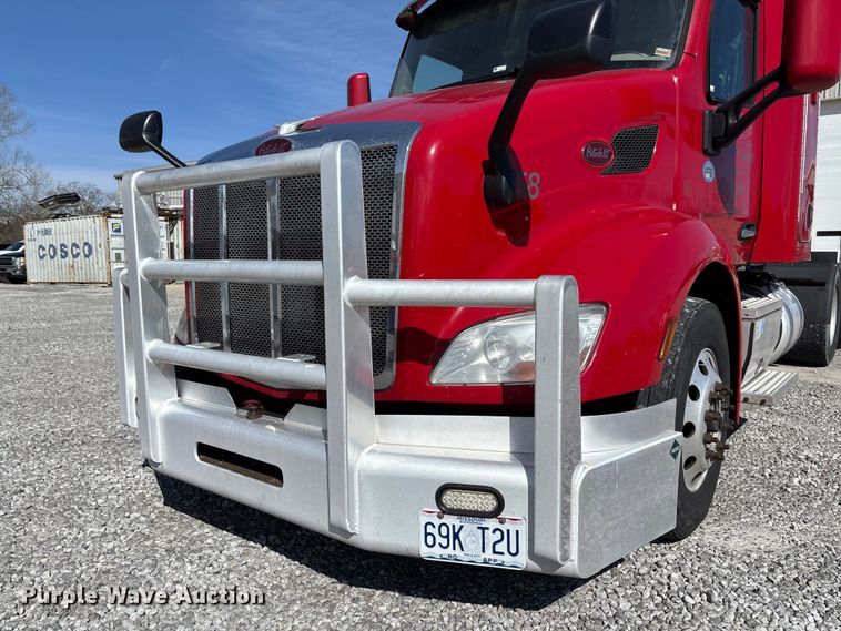image for item FB3267 2019 Peterbilt 579 semi truck