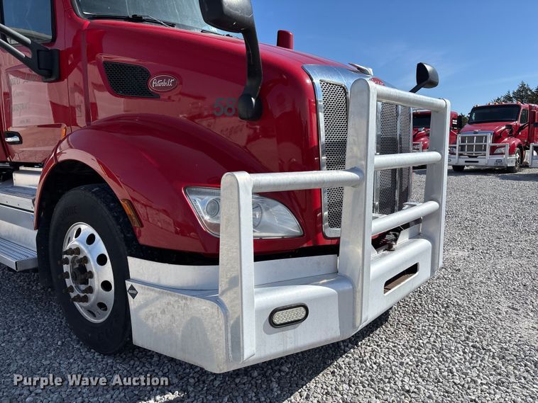 image for item FB3267 2019 Peterbilt 579 semi truck