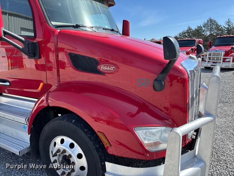 image for item FB3267 2019 Peterbilt 579 semi truck