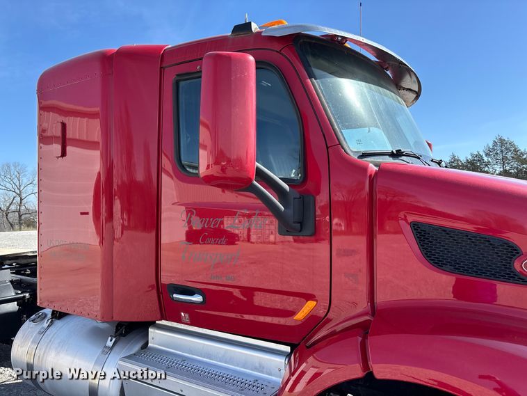 image for item FB3267 2019 Peterbilt 579 semi truck
