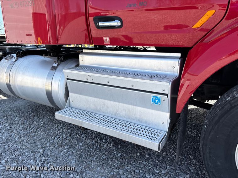 image for item FB3267 2019 Peterbilt 579 semi truck