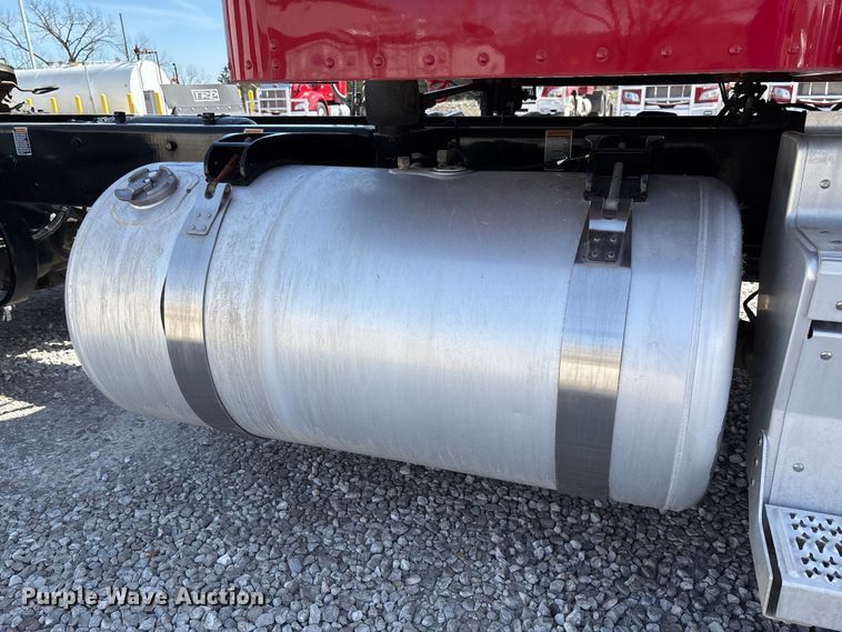 image for item FB3267 2019 Peterbilt 579 semi truck