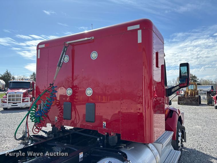 image for item FB3267 2019 Peterbilt 579 semi truck