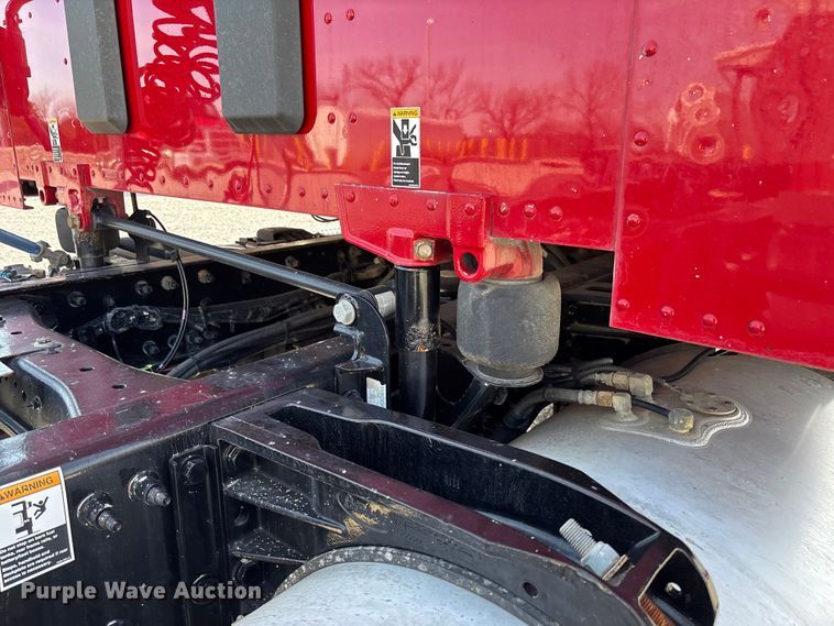 image for item FB3267 2019 Peterbilt 579 semi truck