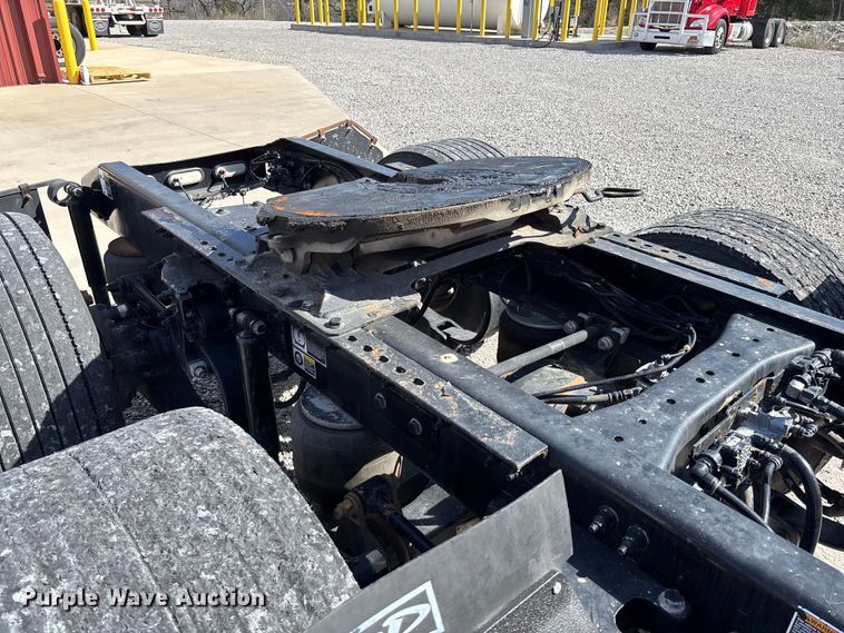 image for item FB3267 2019 Peterbilt 579 semi truck