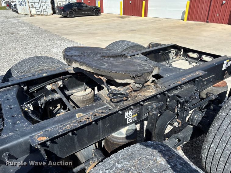 image for item FB3267 2019 Peterbilt 579 semi truck