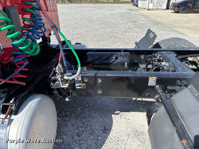 image for item FB3267 2019 Peterbilt 579 semi truck