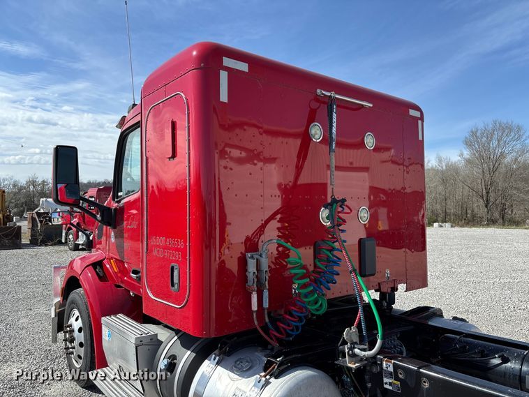 image for item FB3267 2019 Peterbilt 579 semi truck