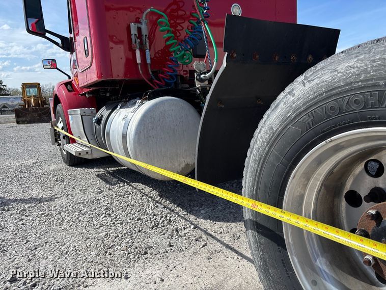 image for item FB3267 2019 Peterbilt 579 semi truck
