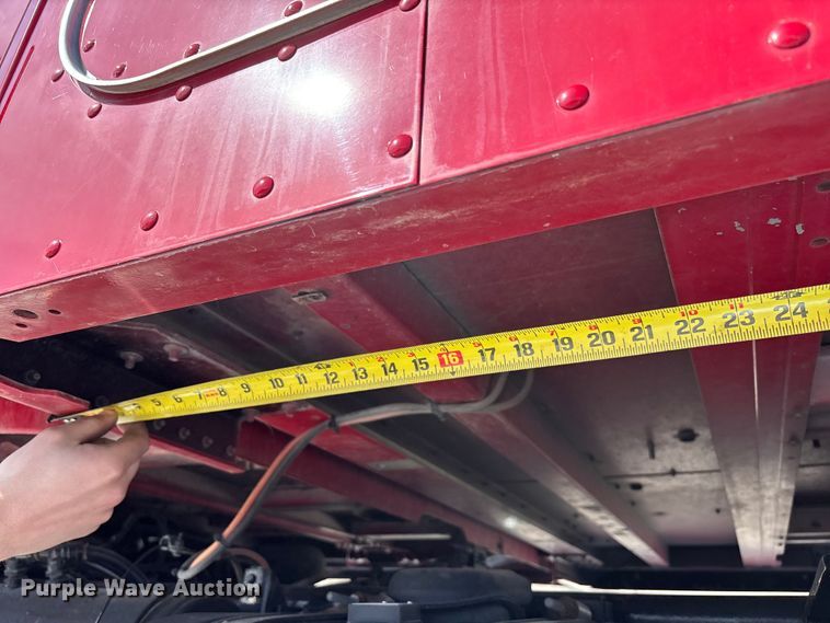 image for item FB3267 2019 Peterbilt 579 semi truck