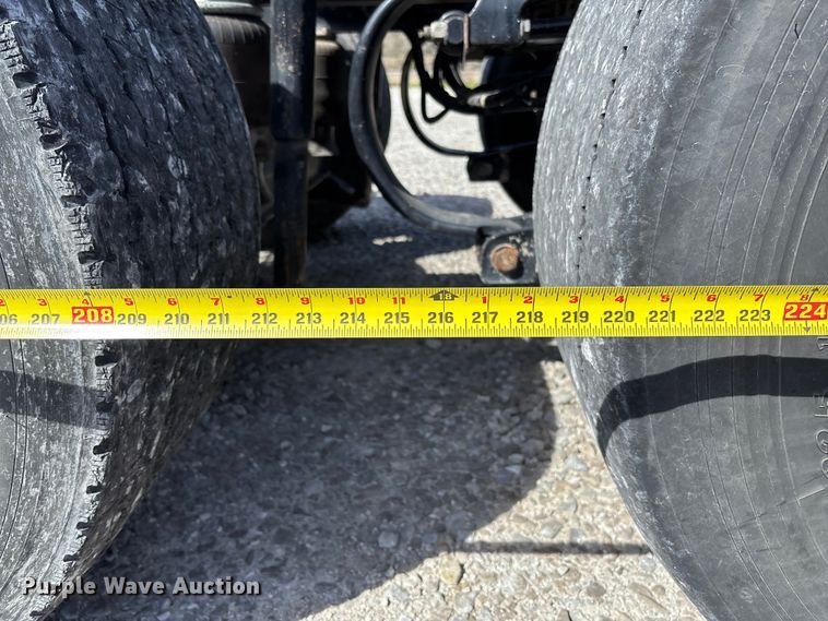 image for item FB3267 2019 Peterbilt 579 semi truck