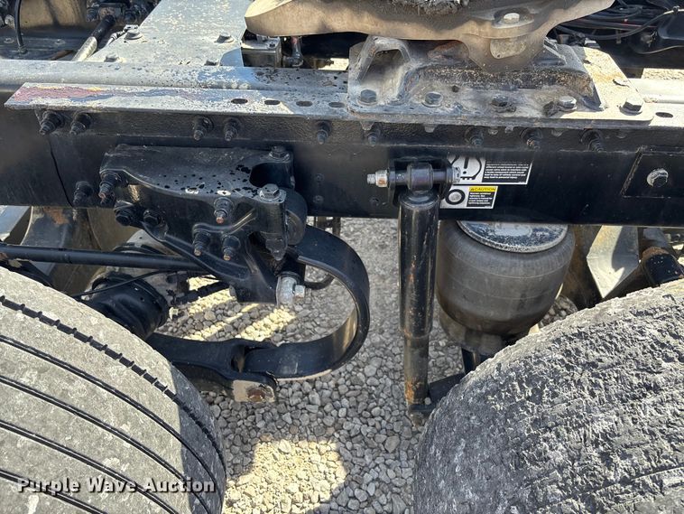 image for item FB3267 2019 Peterbilt 579 semi truck