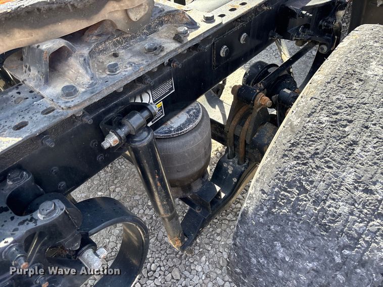 image for item FB3267 2019 Peterbilt 579 semi truck