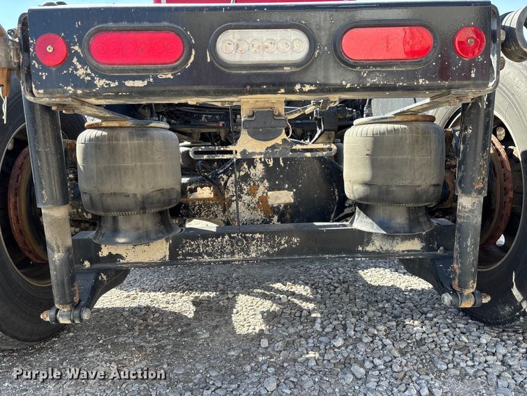 image for item FB3267 2019 Peterbilt 579 semi truck