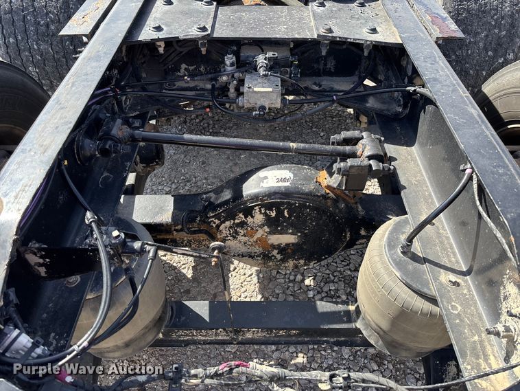 image for item FB3267 2019 Peterbilt 579 semi truck