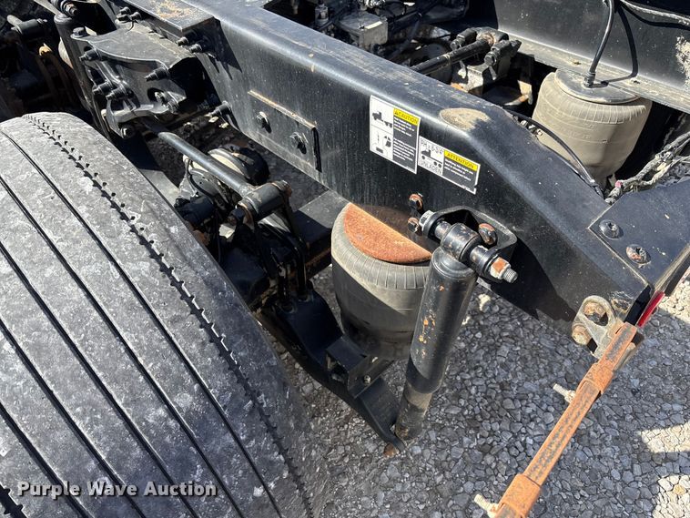 image for item FB3267 2019 Peterbilt 579 semi truck