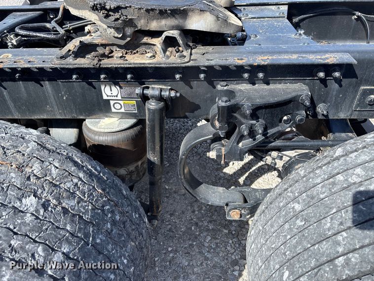 image for item FB3267 2019 Peterbilt 579 semi truck