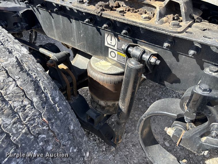 image for item FB3267 2019 Peterbilt 579 semi truck