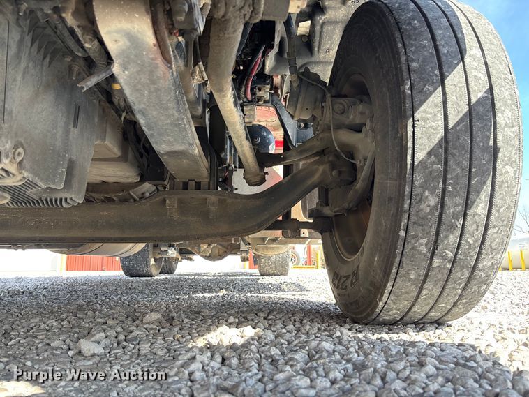 image for item FB3267 2019 Peterbilt 579 semi truck