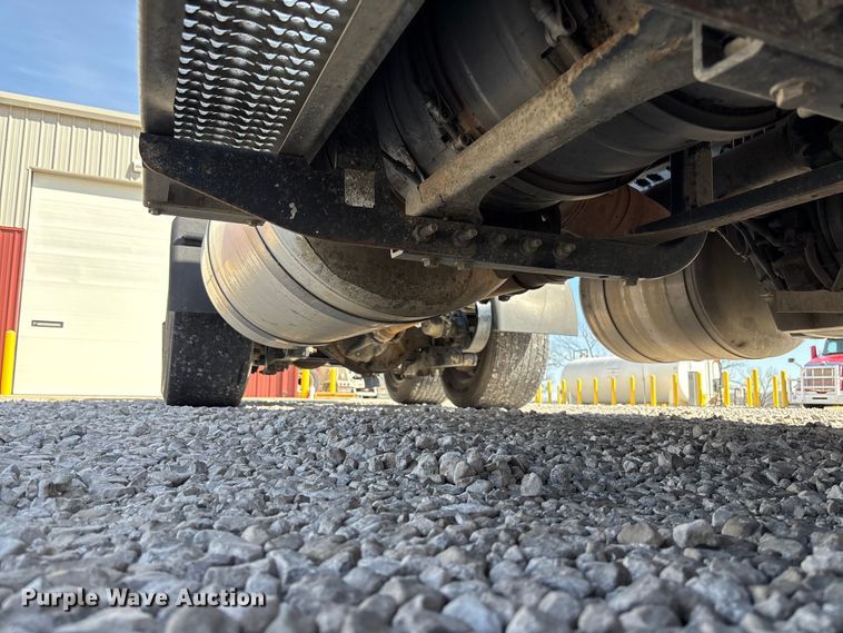 image for item FB3267 2019 Peterbilt 579 semi truck