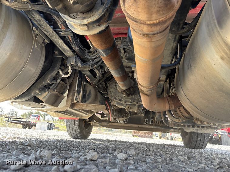 image for item FB3267 2019 Peterbilt 579 semi truck