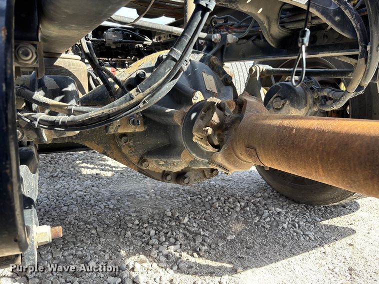 image for item FB3267 2019 Peterbilt 579 semi truck