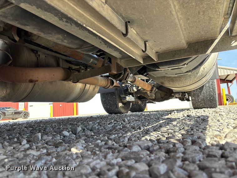 image for item FB3267 2019 Peterbilt 579 semi truck