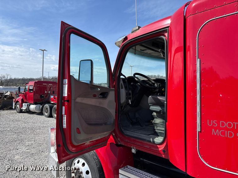 image for item FB3267 2019 Peterbilt 579 semi truck