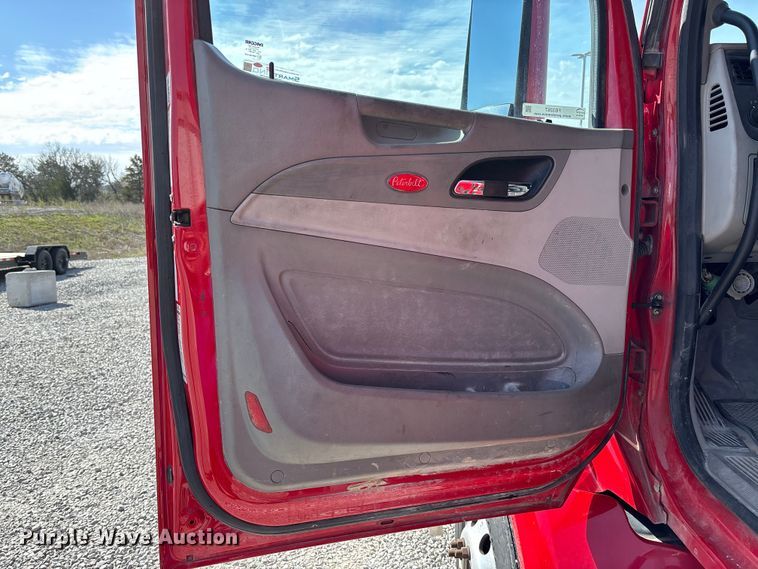 image for item FB3267 2019 Peterbilt 579 semi truck