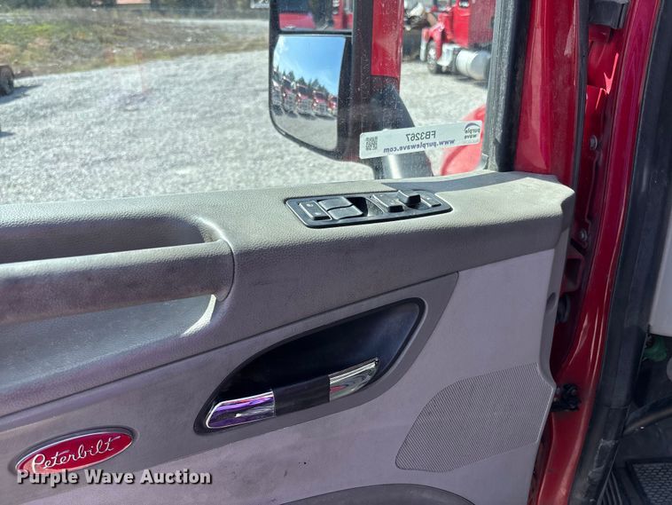 image for item FB3267 2019 Peterbilt 579 semi truck