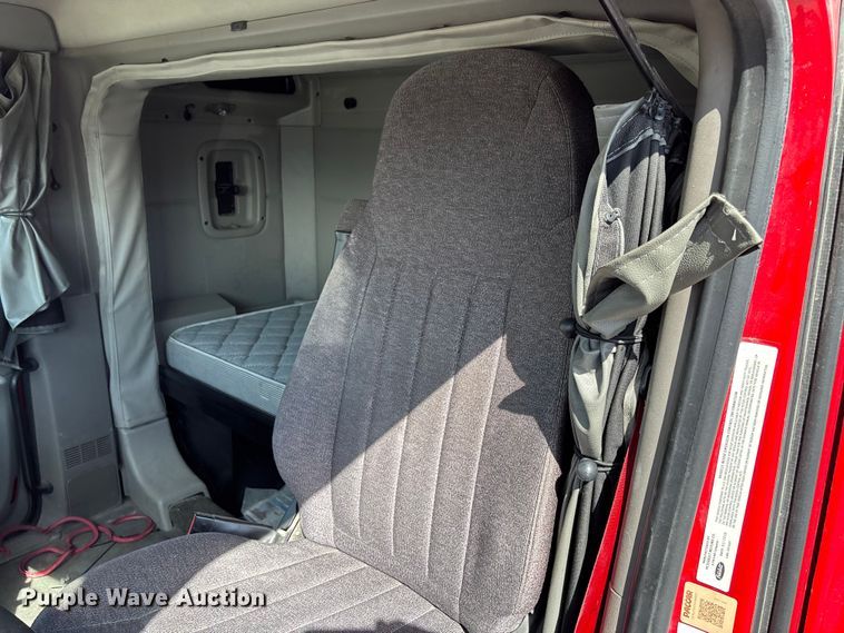 image for item FB3267 2019 Peterbilt 579 semi truck