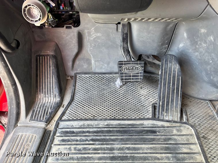 image for item FB3267 2019 Peterbilt 579 semi truck