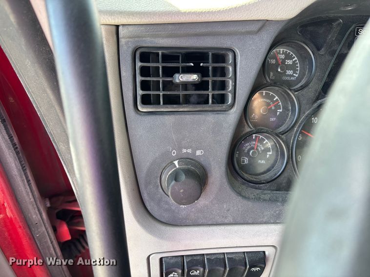 image for item FB3267 2019 Peterbilt 579 semi truck