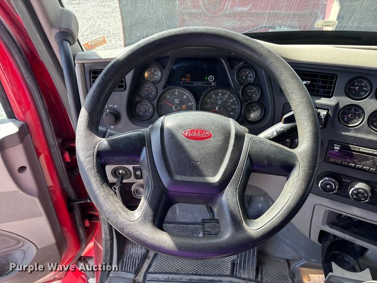 image for item FB3267 2019 Peterbilt 579 semi truck