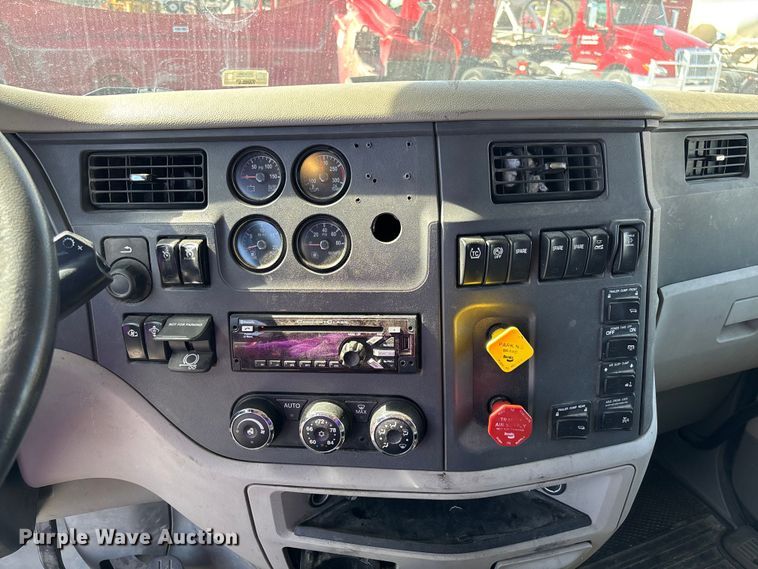 image for item FB3267 2019 Peterbilt 579 semi truck