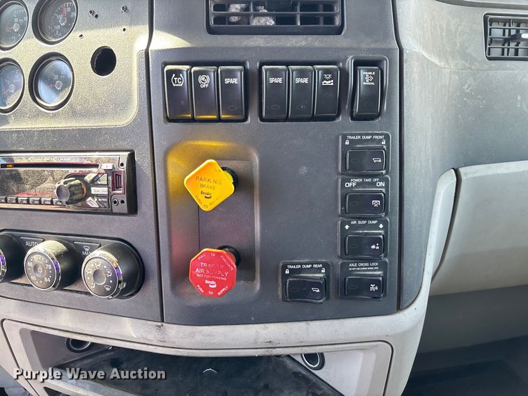 image for item FB3267 2019 Peterbilt 579 semi truck