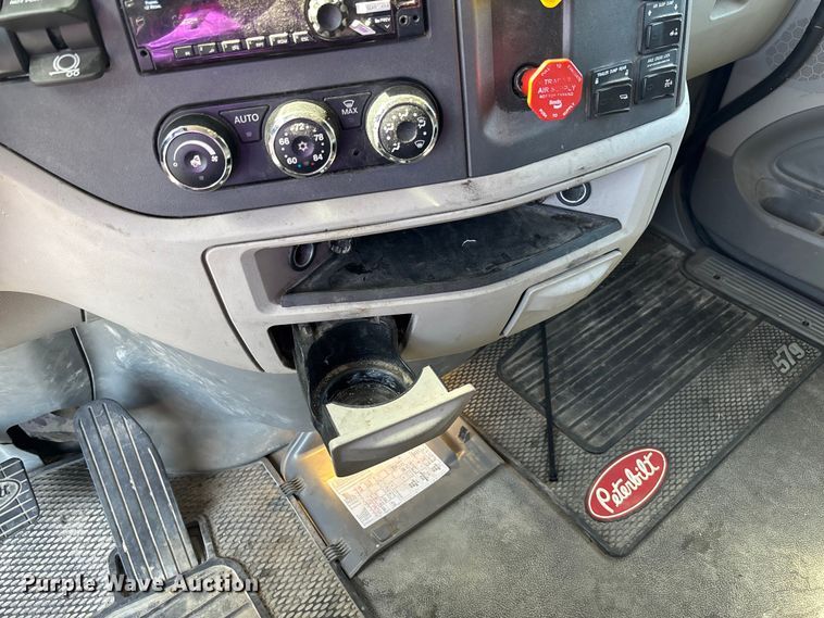 image for item FB3267 2019 Peterbilt 579 semi truck