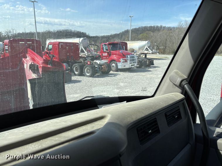 image for item FB3267 2019 Peterbilt 579 semi truck