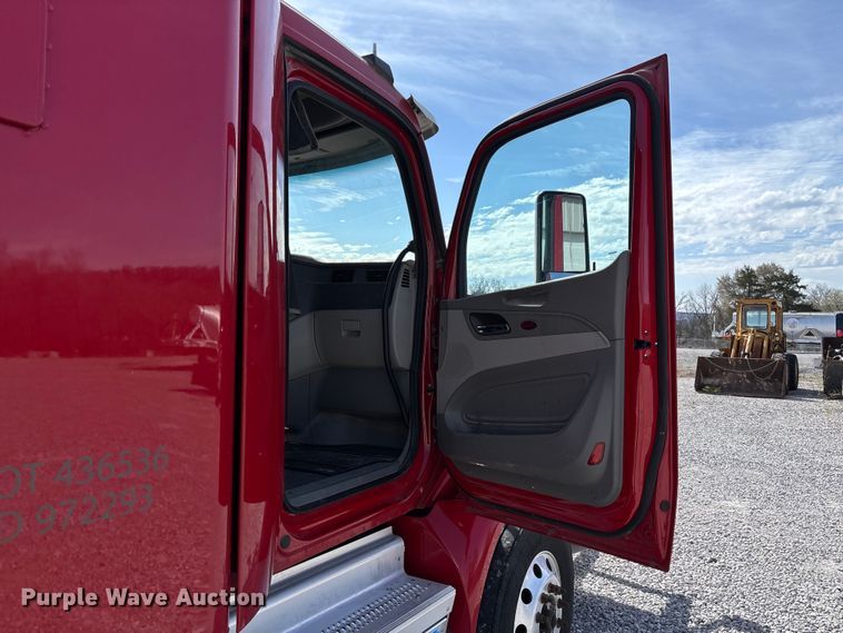 image for item FB3267 2019 Peterbilt 579 semi truck